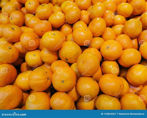 Molte Arance Sono State Impilate Per Il Sottofondo Frutta Alta In