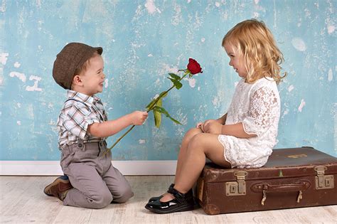 Fotos Von Kleine Mädchen Junge Lächeln Kind Zwei Liebe Rosen Koffer