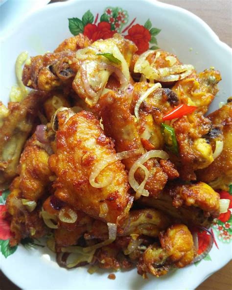 Tapi udang kecil yang dibumbui dengan garam, kunyit dan air asam jawa dan digoreng. Duniaku: Ayam Goreng Kunyit Pedas yang sedap