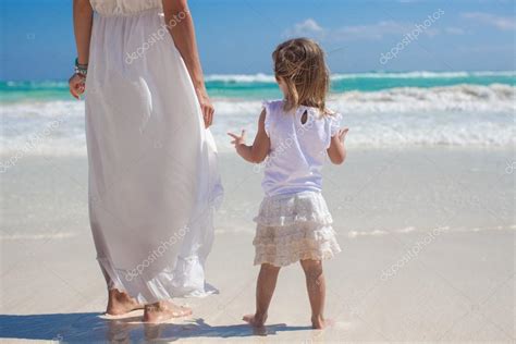 Vista Trasera De La Madre Y Su Pequeña Hija Mirando Al Mar En La Playa