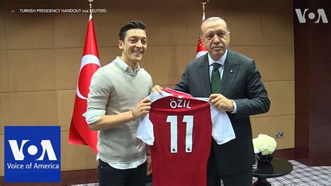 Mit verständnis und enttäuschung hat ilkay gündogan beim medientag des dfb auf die kritik an seinem foto mit. Özil Erdogan - Foto Mit Mesut Ozil Und Ilkay Gundogan ...