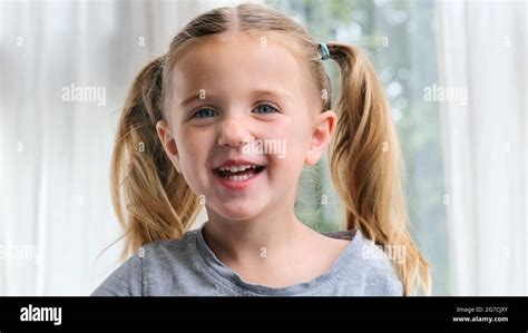 El Retrato De Un Niño Con Ojos Azules Ríe Con Una Sonrisa Tonto Chica