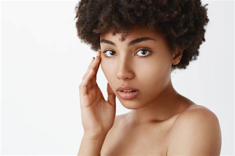 Jolie Jeune Femme Afro Américaine Féminine Et Naturelle Aux Cheveux