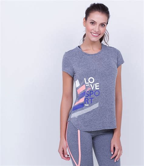 Camiseta Feminina Modelo Esportivo Manga Curta Gola Redonda Com Estampa Marca Get Over Tecido