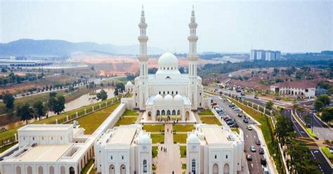 Ia juga dikenali dengan nama masjid tiang dan ruang solat berunsurkan seni bina corinthian (yunani, iaitu greece). Seni Bina Masjid Ini Buat Semua Pengunjung Terpana Dan ...