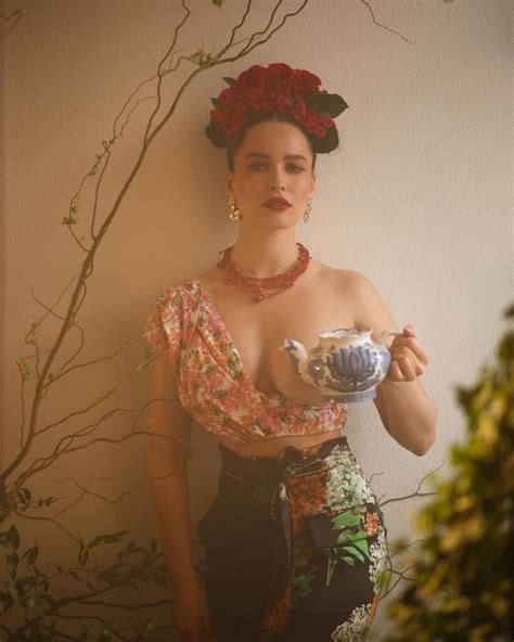Даша Астафьева снялась в образе соблазнительной Фриды Кало в новой фотосессии Караван