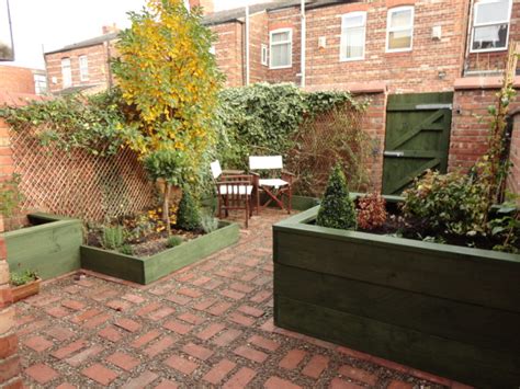 A small yard doesn't mean you can't have a gorgeous tree. Courtyard Garden: Making the Most of Small Spaces