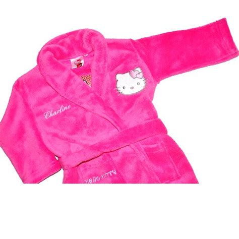 Depuis quelques années, il est possible de créer des habits à son image, en insérant un texte les filles seront charmées par un vêtement aux couleurs de la reine des neiges. Peignoir Hello Kitty rose personnalisé - Kidoudou.com