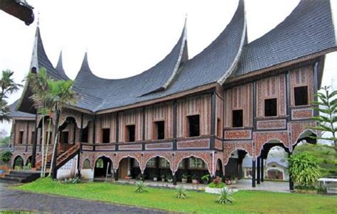 Rumah Gadang La Maison Traditionnelle Des Minangkabau à Louest De