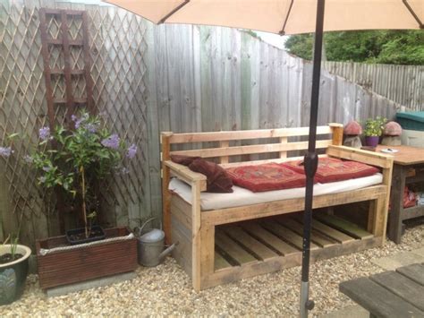 Wenn sie die paletten färben möchten, müssen sie sie zuerst abschleifen. Sofa selber bauen - 70 Ideen und Bauanleitungen ...