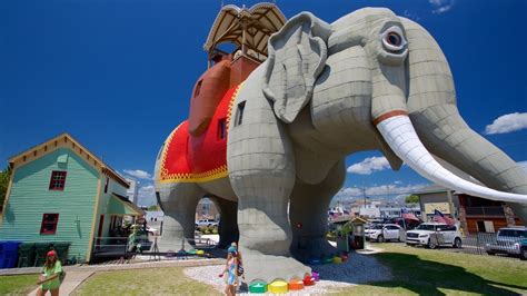 Eight Unusual Roadside Attractions Worth Stoppi