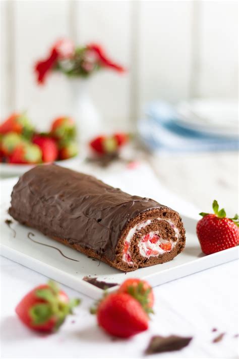 Maybe you would like to learn more about one of these? Biskuitrolle mit Schokolade & Erdbeer-Mascarpone-Füllung ...