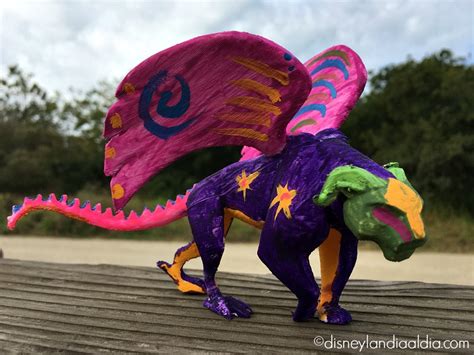 Alebrijes are often collected and we were given the chance to enjoy some of the collection that belongs to adrian. Alebrijes: Los Guías Espirituales en Coco - Disneylandia ...