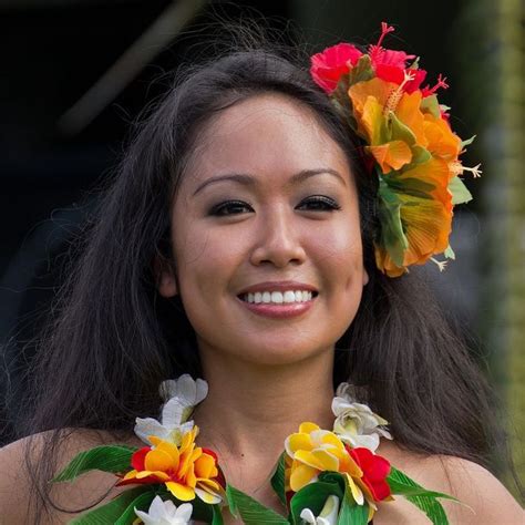 pin by carmen vernetta de los santos on hawaii hawaiian woman hawaiian makeup polynesian girls