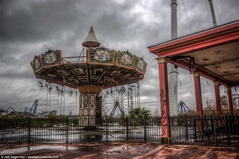 Eerie Images Show New Orleans Six Flags Amusement Park Abandoned After