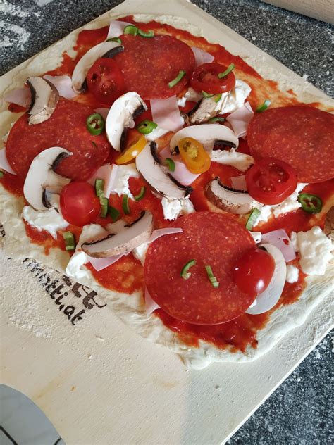 Selbstgemachte Pizza Vom Pizzastein Wie Beim Italiener