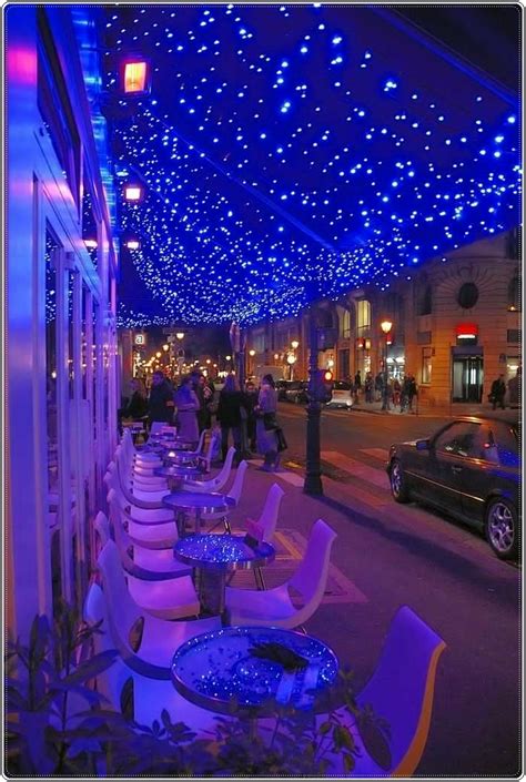 Poster dengan gambar wajah atau tubuh mereka yang khas bisa menjadi salah satu pilihan untuk hiasan. Contoh Dekorasi Lampu Tumblr Warna Biru - Balloon Corner