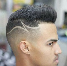 Il faut opter pour les contrastes de longueurs ou porter des styles exécutés aux ciseaux…ou presque! Coiffure Homme 2019 Avec Trait