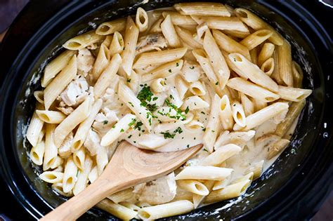 This slow cooker chicken alfredo crock pot recipe is a weekday dinner idea that the whole family will love!! Slow Cooker Chicken Alfredo - Crockpot Chicken Alfredo Recipe