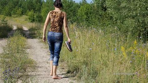Irina Walks Barefoot In The Mud Прогулки босиком Youtube