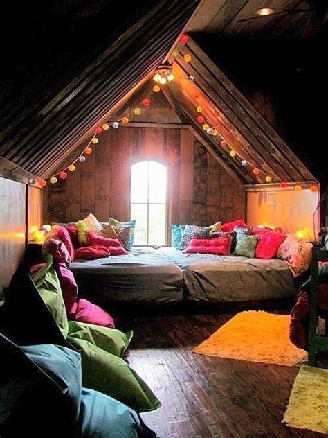 Love this room and 7 other cozy bedroom attic lofts in this post! Decorating with Lights for Christmas - 21 looks - MessageNote