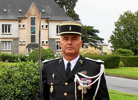 .tenues d'intervention, tenues speciales, tenues de ceremonie, accessoires de tenue, ecussons, galonnages, identifiants et insignes. Le Télégramme - Brest - Gendarmerie mobile. Prise d'armes ...