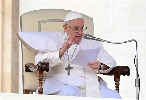 Vestido Com Um Casaco Branco Papa é “ícone Da Moda” Como Uma Imagem Criada Por Inteligência