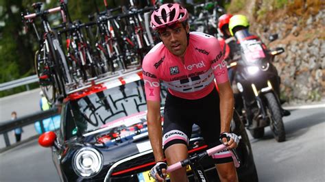 The pink jersey (leader of the race) has to stop and answer the call of nature! Giro d'Italia 2017: Tom Dumoulin rettet auf der ...