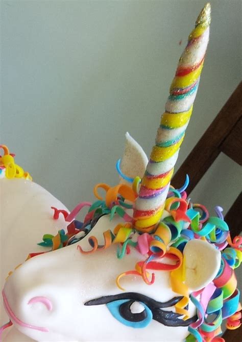 If you don't want to make edible horns, you can use small birthday cake candles as horns instead. The Quick Unpick: The Rainbow Unicorn Cake semi-tute