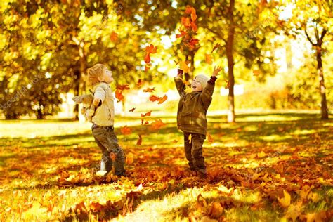 Children Playing With Autumn Fallen Leaves In Park — Stock Photo
