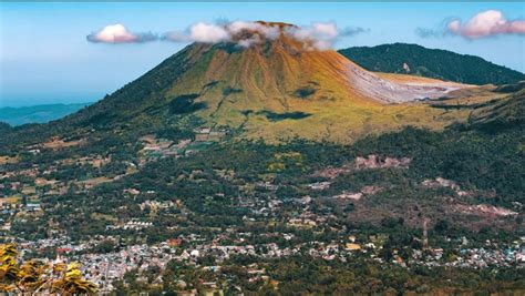 Gunung Lokon Di Tomohon Status Waspada Masih Aman Dikunjungi Wisatawan