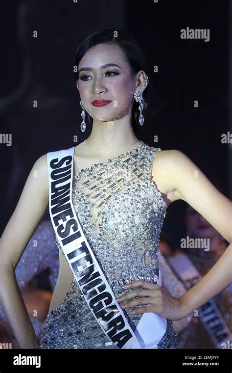 Un Modelo De Finalista Miss Indonesia 2019 De Sulawesi Tenggara Ode Amelia Nadine Camina En