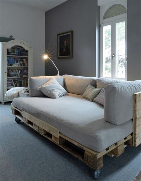 D'intérieur ou d'extérieur, ce canapé en pin façon palette industrielle apportera une ambiance nature à votre salon. Comment fabriquer un canapé en palette - tuto et 60 super idées | Canapé palette, Fabriquer un ...