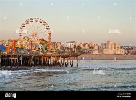 Santa Monica Pier Und Strand Mit Riesenrad Santa Monica Kalifornien