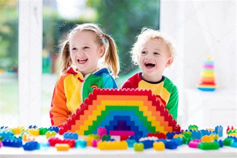 Niños Jugando Con Bloques De Colores Fotografía De Stock © Famveldman