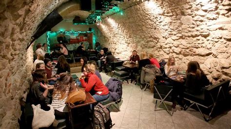 Dziurawy Kocioł Harry Potter Kraków - Na ul. Grodzkiej w Krakowie działa kawiarnia jak z Harrego Pottera
