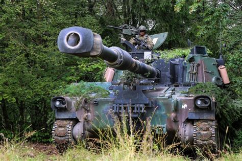 The paladin has 4 crew members: 軍購翻盤!M109A6自走砲敗部復活 擠下M777榴彈砲-風傳媒