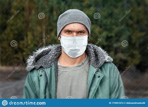 Человек на улице в медицинской маске Концепция запрета на выход из дома самоизоляция карантин