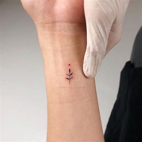 80 Tiny Chic Wrist Tattoos That Are Better Than A Bracelet Small