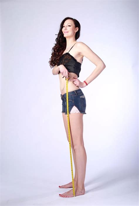 This Woman Thinks Shes The Worlds Tallest Model Ladbible