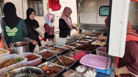 Nestled in george town's main financial district, this stall is the reason bankers and analysts leave. Puchong Nasi Lemak - Cooking - puchong.co