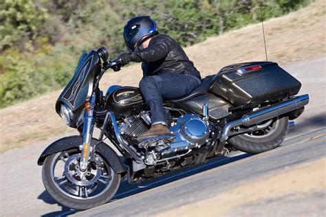The street glide comes with disc front brakes and disc rear brakes. 2017 Harley-Davidson Street Glide Special Review | 16 Fast ...