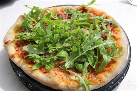 Pizza mit Serranoschinken Parmesan und Rucola