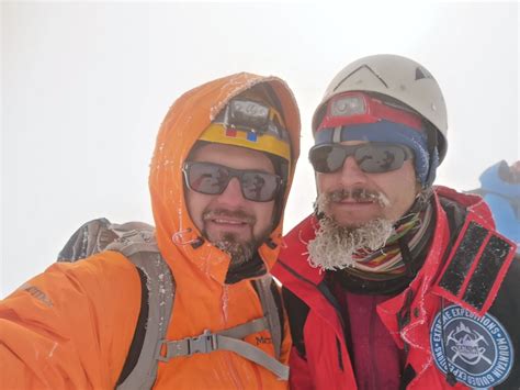 Premiera Pentru Romania Doi Alpinisti Incearca Sa Escaladeze Varful