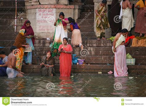 Mulheres Que Lavam Antes Do Vanarasi Do Rio De Ganges Imagem Editorial Imagem De Curso Homem