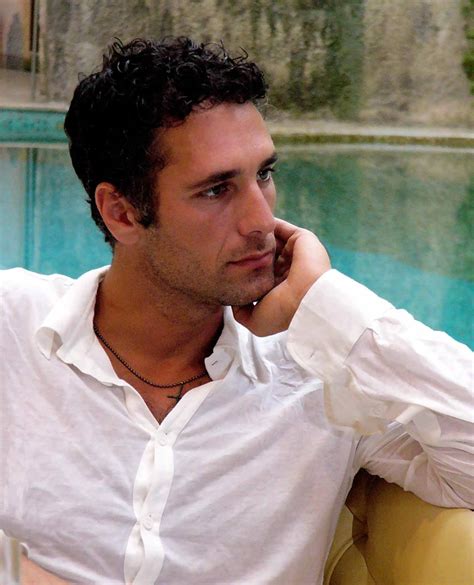 Born and raised in rome, raoul bova finished his compulsory education, completed military service as a sharpshooter, and started a university education before chucking it for a chance at an acting career. Raoul Bova, ed è subito caccia al biglietto | Viterbo Post
