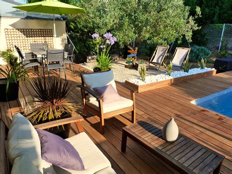 Décoration jardin autour de la piscine : terrasse en bois cumaru, salon