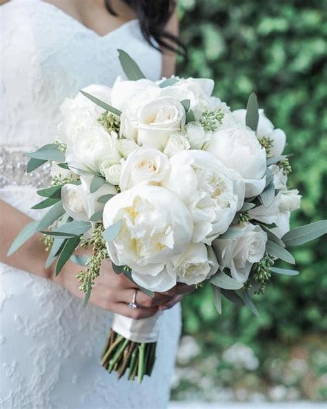 35 simple white and greenery wedding bouquets 2024