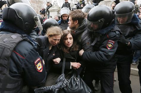 Wall Of Riot Police Greets Demonstrators At Sentencing Of Moscow Protesters The New York Times