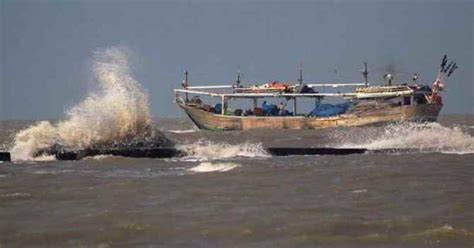 Apa arti bermimpi diterjang ombak besar? 8 Perahu Nelayan Mukomuko Karam Diterjang ombak : Okezone News